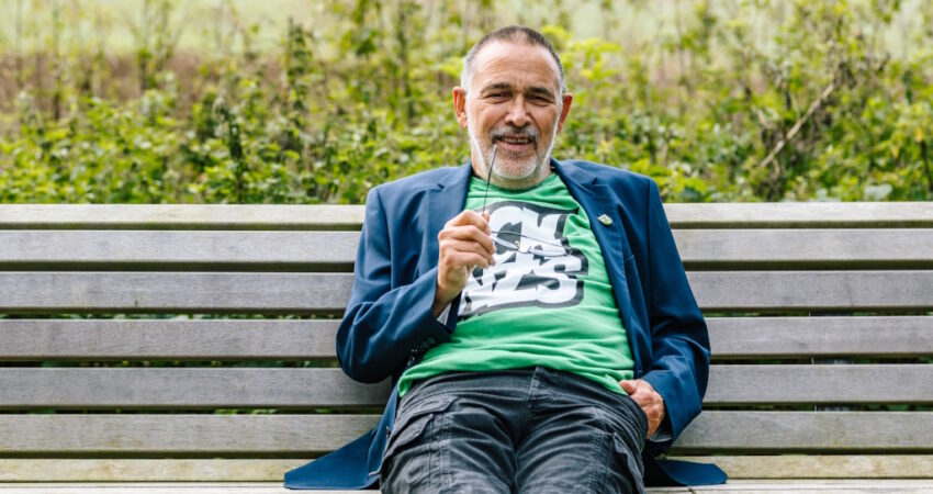 Norbert Wrobel auf einer Parkbank sitzend