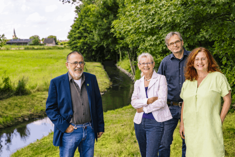 Bild der Ratsfraktion mit vier Personen vor Gillbachaue: Norbert Wrobel, Ulrike Sprenger, Gunnar Dykstra, Katharina Janetta (v.l.n.r.)