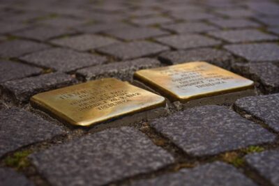 2 Stolpersteine im Pflaster