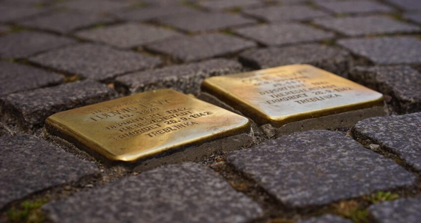 2 Stolpersteine im Pflaster